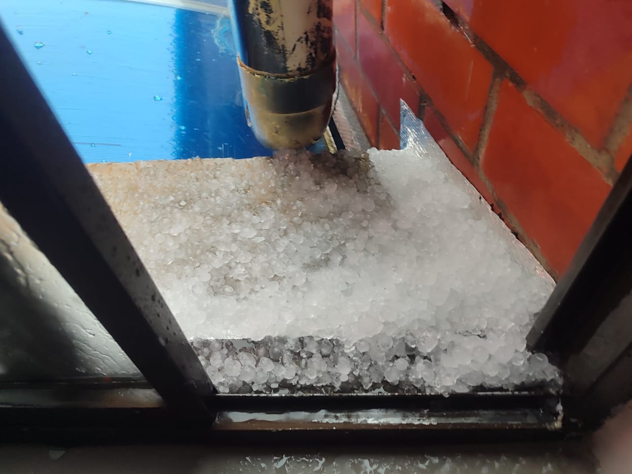 La granizada colapsó los canales de agua, lluvia y cubiertas de algunas casas del norte de Popayán, la misma comunidad.