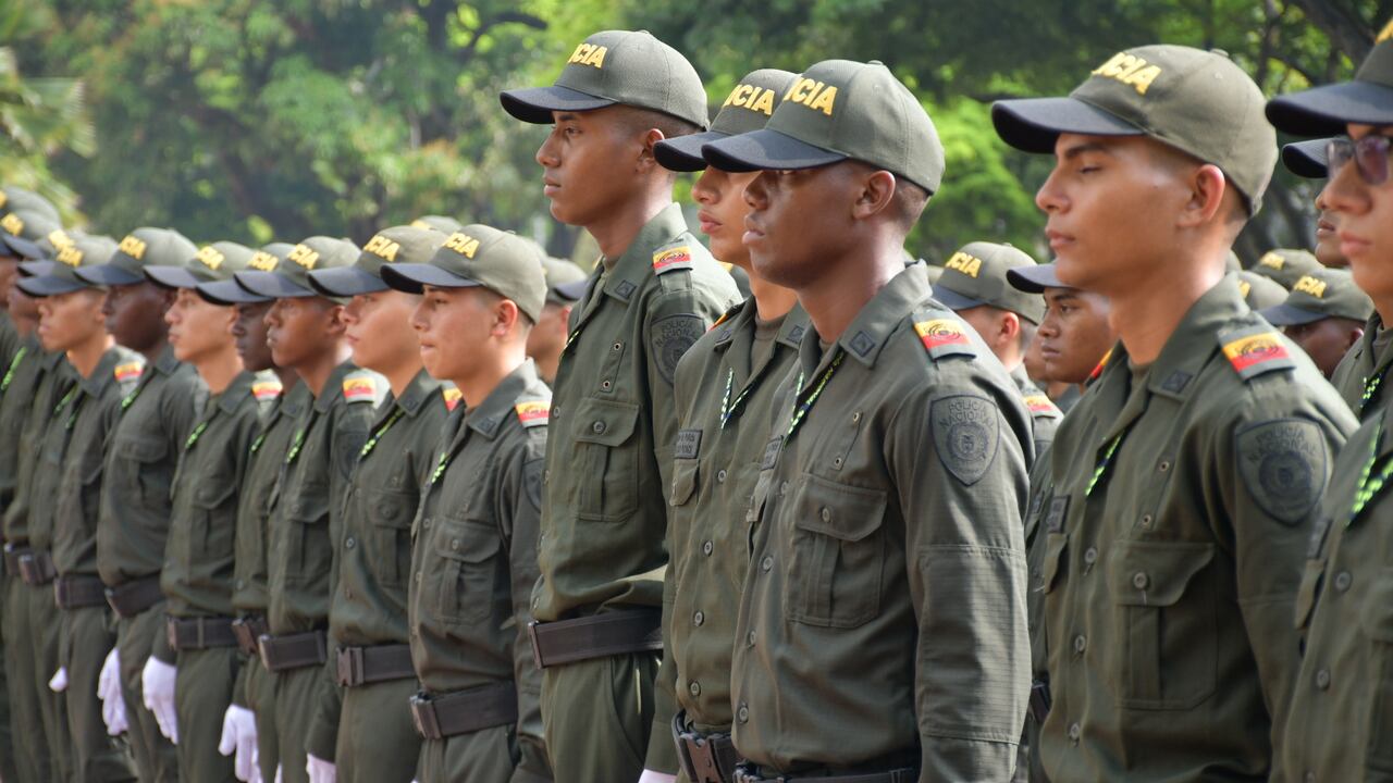 esta hora 287 auxiliares de la policía, Juran Bandera en la plazoleta del cam de Cali.