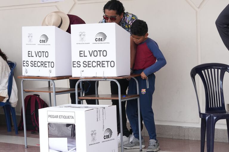 Los ciudadanos votan en referendo sobre si permitir bases militares extranjeras en el país y reescribir la constitución a través de una asamblea constituyente.