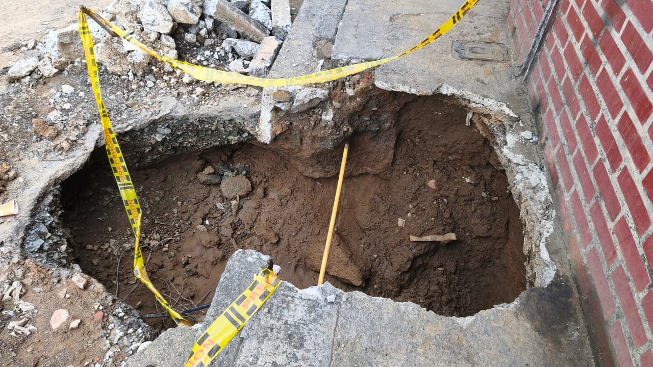 Con el paso de los días, el punto habría comenzado a acumular residuos y agua lluvia, generando nuevas dificultades para la movilidad del sector.