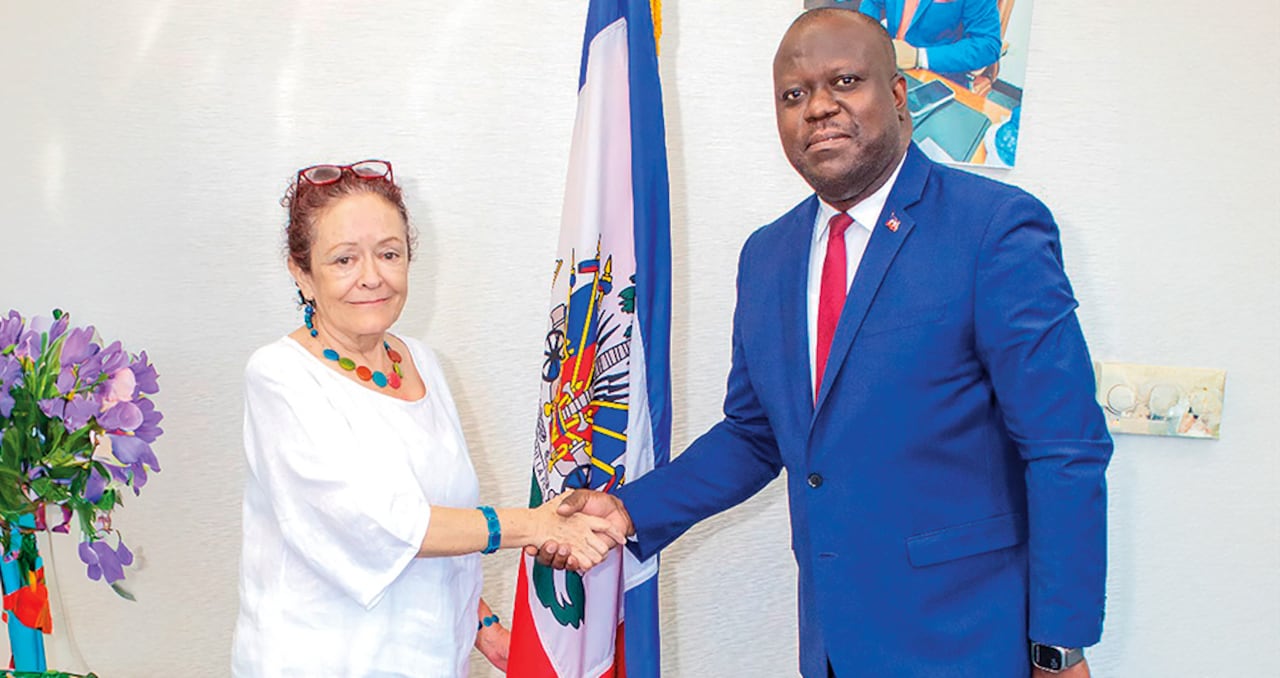 Vilma Velásquez, esposa de un militante del M-19, tiene el Consulado de Colombia en Puerto Príncipe hecho un caos.