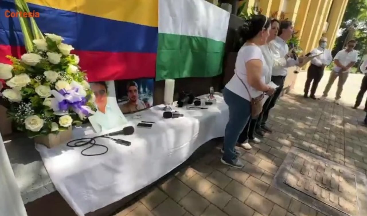 Periodistas realizaron plantón en Medellín tras asesinato de Mateo Pérez