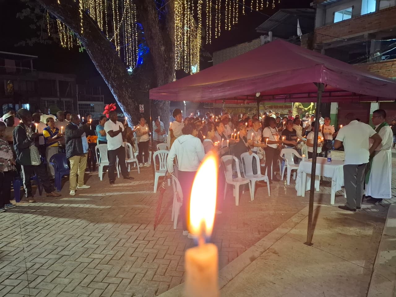 Con velas encendidas, los suareños exigieron la liberación inmediata de Adriana María Agredo Álvarez, contratista de la Alcaldía e integrante de la Defensa Civil.