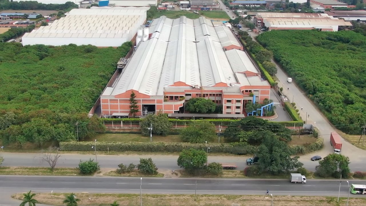 La planta de producción de la Compañía está ubicada en Yumbo, Valle, en un área de 30.000 m2. Desde allí se realizan exportaciones a más de 40 países.