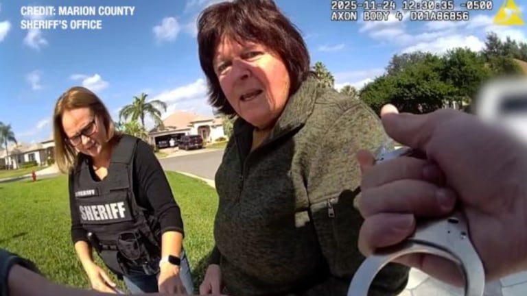 Prófuga por cuatro décadas: arrestan a mujer que se llevó a su hija, cambió su identidad y se declaró inocente.