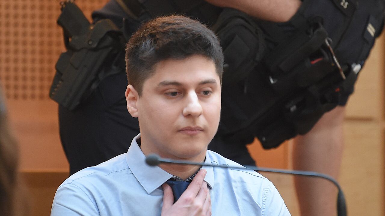 El acusado, ciudadano chileno, Nicolás Zepeda, observa el primer día de su juicio en el que se le acusa de asesinar a su exnovia japonesa en Francia en 2016, en el juzgado de Besançon,