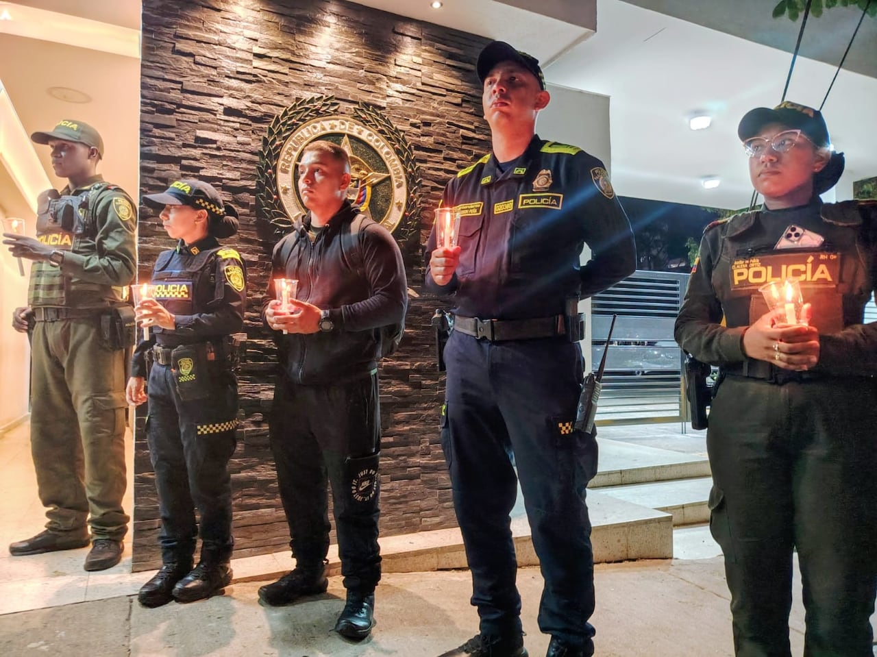 Uniformados de la Policía participaron en la velatón en memoria de María José Recuero Suárez, quien murió el sábado 24 de octubre debido a la gravedad de las lesiones sufridas durante un procedimiento policial.