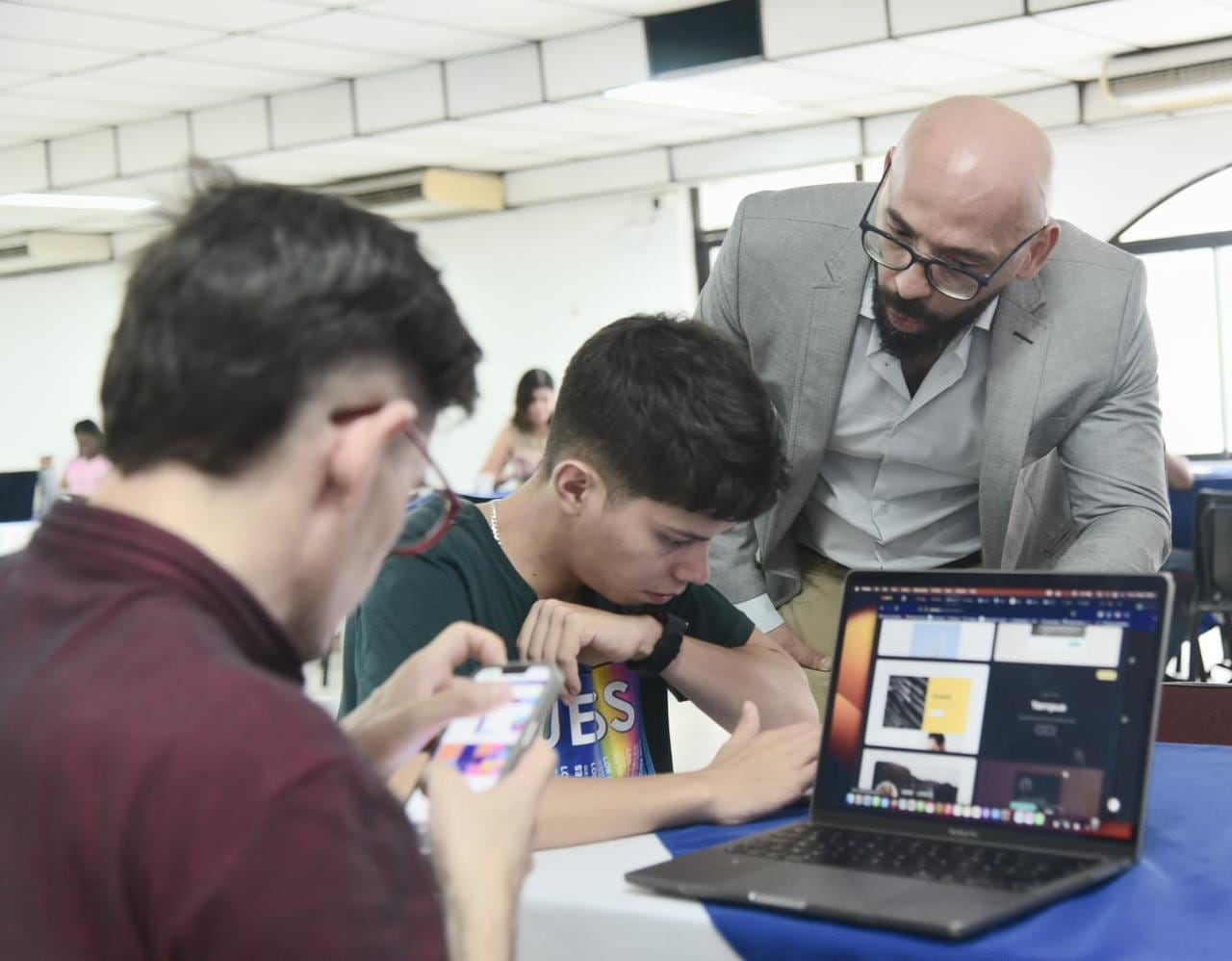 Más de 50 empresarios de micro, pequeñas y medianas empresas participaron en los talleres de cocreación ‘¡Pa’ que veás y hagás negocio!’, una iniciativa de la Alcaldía de Cali que busca facilitar el acceso del empresariado local a la contratación pública.