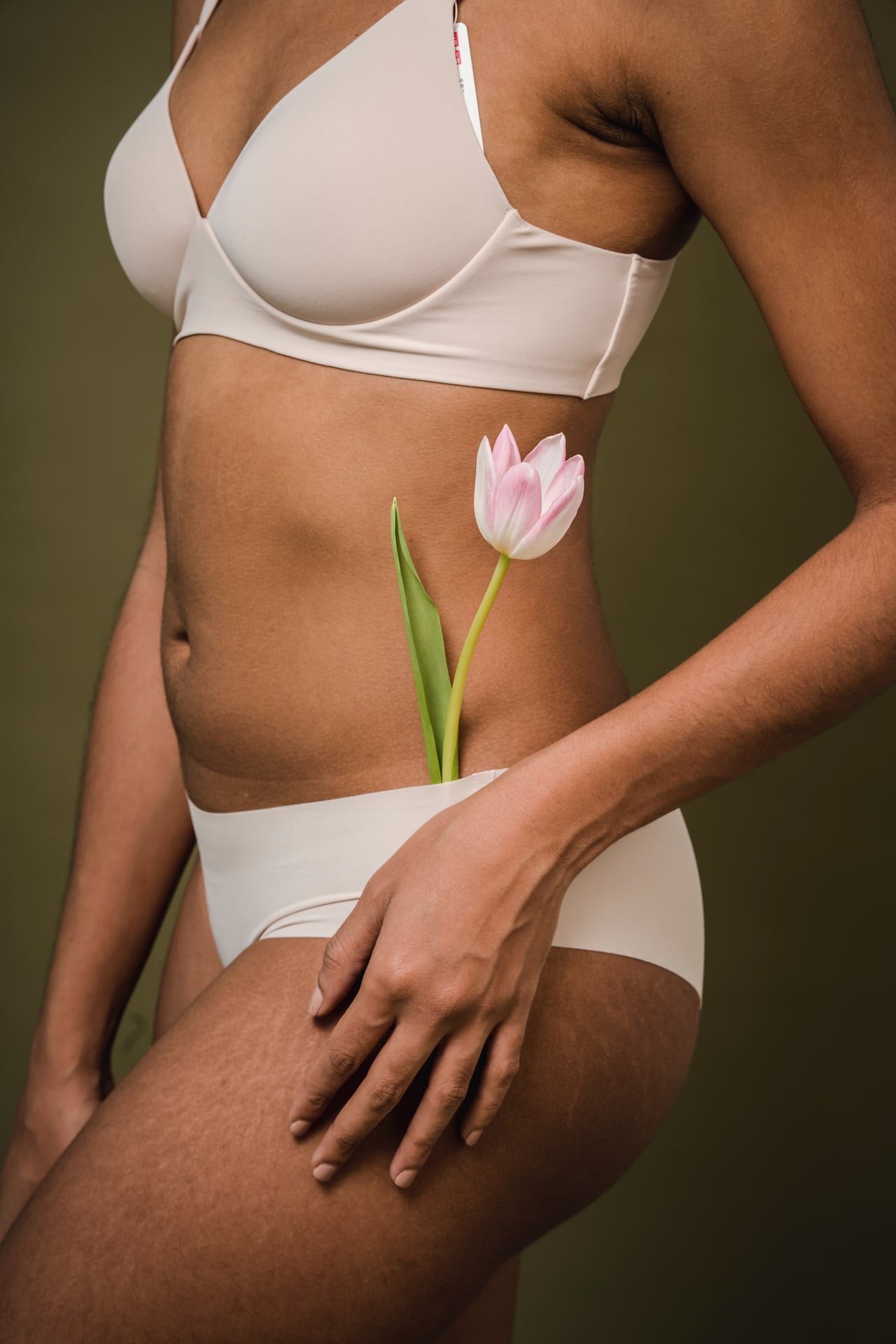 En el manejo hormonal hay que tener presente que aquella mujer que tiene útero o matriz debe recibir las dos hormonas: estrógenos y progesterona. Las que no tienen útero solo deben recibir el estrógeno.