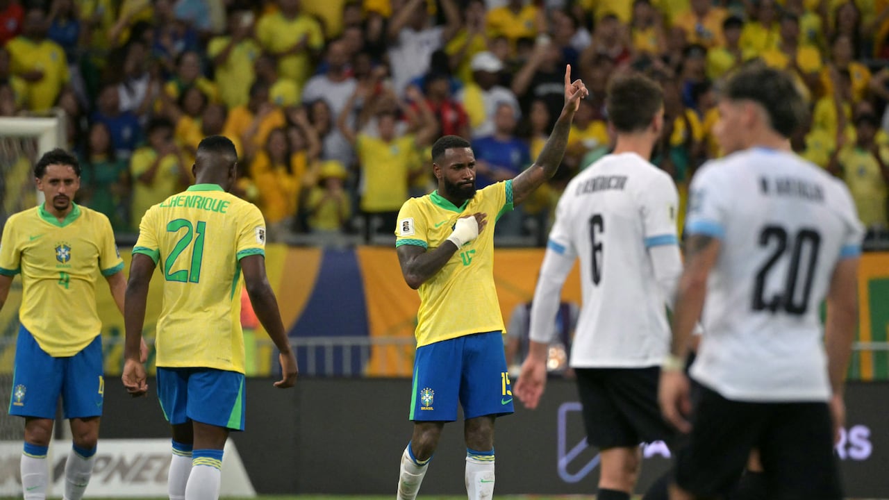 El mediocampista brasileño #15 Gerson celebra después de marcar un gol durante las eliminatorias sudamericanas para la Copa Mundial de la FIFA 2026.