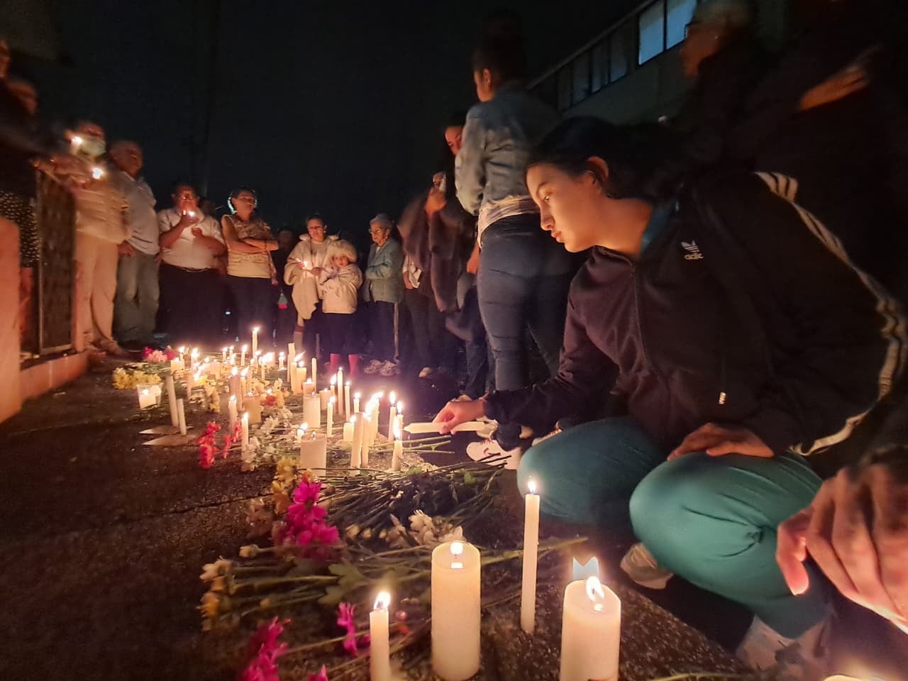 El homicidio ocurrió aproximadamente a las 8:10 de la mañana de este martes 29 de septiembre, cuando Camila se movilizaba en una motocicleta por el sector de Villa Docente. Según los primeros reportes conocidos, la joven habría sido interceptada por dos hombres que se desplazaban en otra motocicleta y que presuntamente le dispararon en repetidas ocasiones. Posteriormente, los agresores huyeron del lugar.