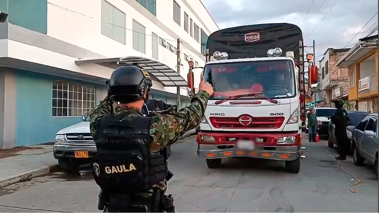 Cuatro personas fueron capturadas en flagrancia por las autoridades tras ser señaladas de participar en el secuestro del conductor y el hurto de una carga avaluada en más de 250 millones de pesos.