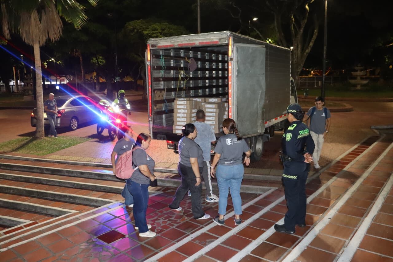 Policía acompañó la llegada del material electoral en los puestos de votación en Cali.