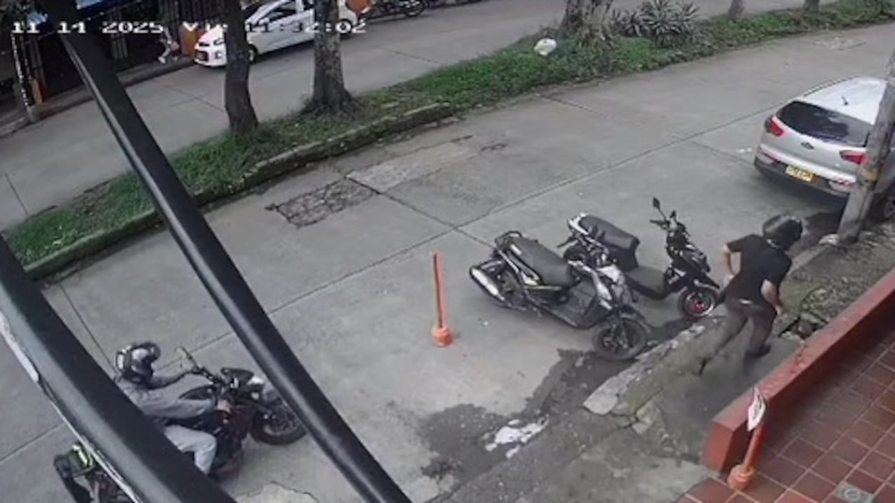 Acá se aprecia que uno de los delincuentes corrió hasta el carro que movilizaba a la víctima para después despojarla del dinero.