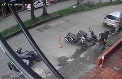 Acá se aprecia que uno de los delincuentes corrió hasta el carro que movilizaba a la víctima para después despojarla del dinero.