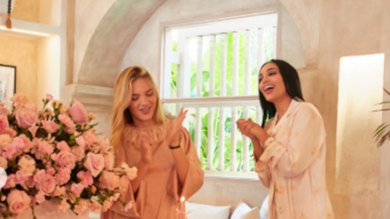 Andrea Valdiri y su hija.