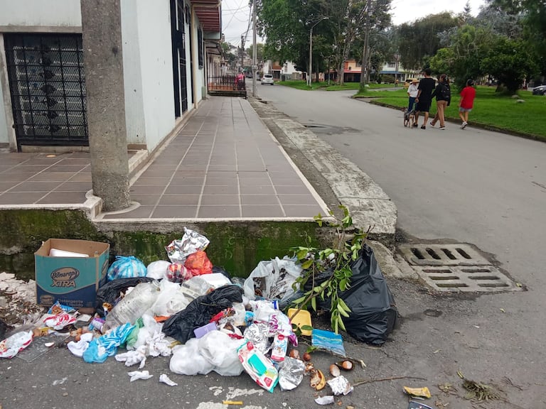 En Popayán ya empiezan a formarse los montículos de basura en las vías, esquinas y otros sitios públicos, como reportan los mismos ciudadanos.