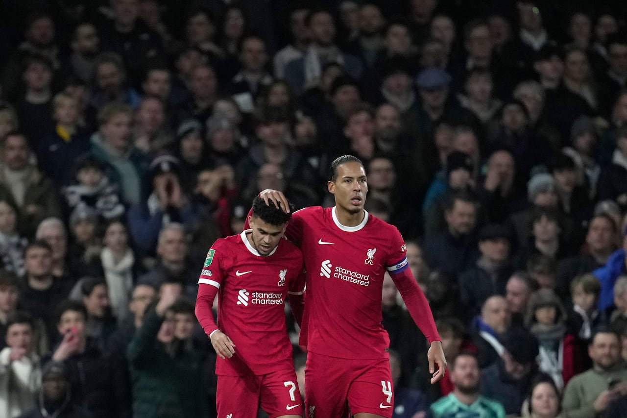 Luis Díaz, del Liverpool (izquierda), celebra con su compañero Virgil van Dijk del Liverpool, después de anotar contra el Fulham durante el partido de fútbol de vuelta de la semifinal de la Copa de la Liga inglesa entre Fulham y Liverpool, en el estadio Craven Cottage de Londres, Inglaterra, el miércoles 24 de enero. 2024. (Foto AP/Kin Cheung)