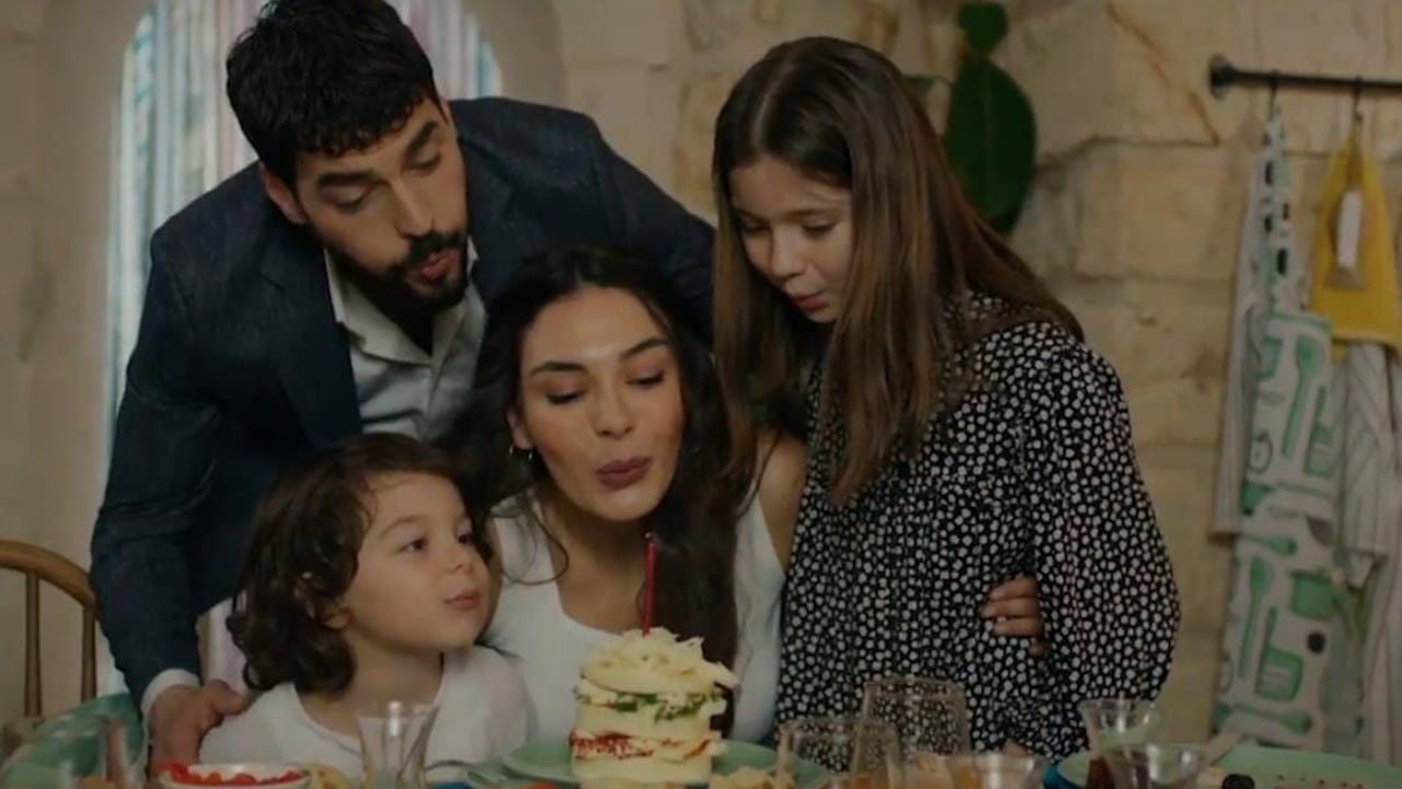 El cierre de 'Hercai' nos brinda una mirada al futuro radiante de los protagonistas, celebrando el amor, la superación y la alegría de una familia en crecimiento.