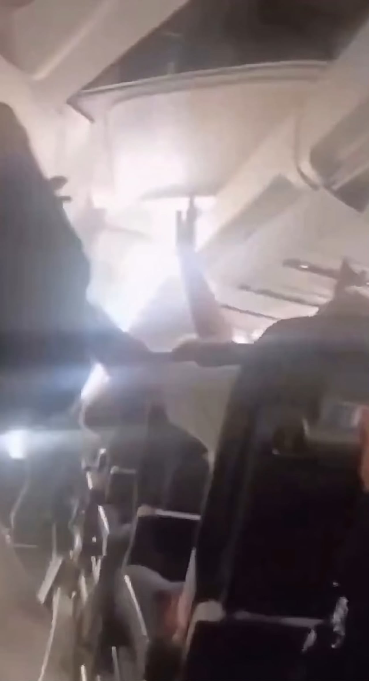 Avión sufre incidente en pleno vuelo.