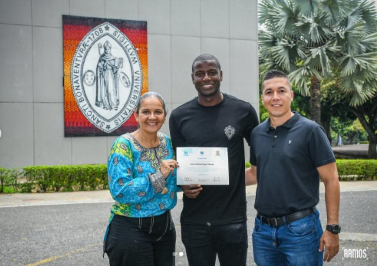 Adrián ramos se graduó como técnico de fútbol con Licencia Pro.