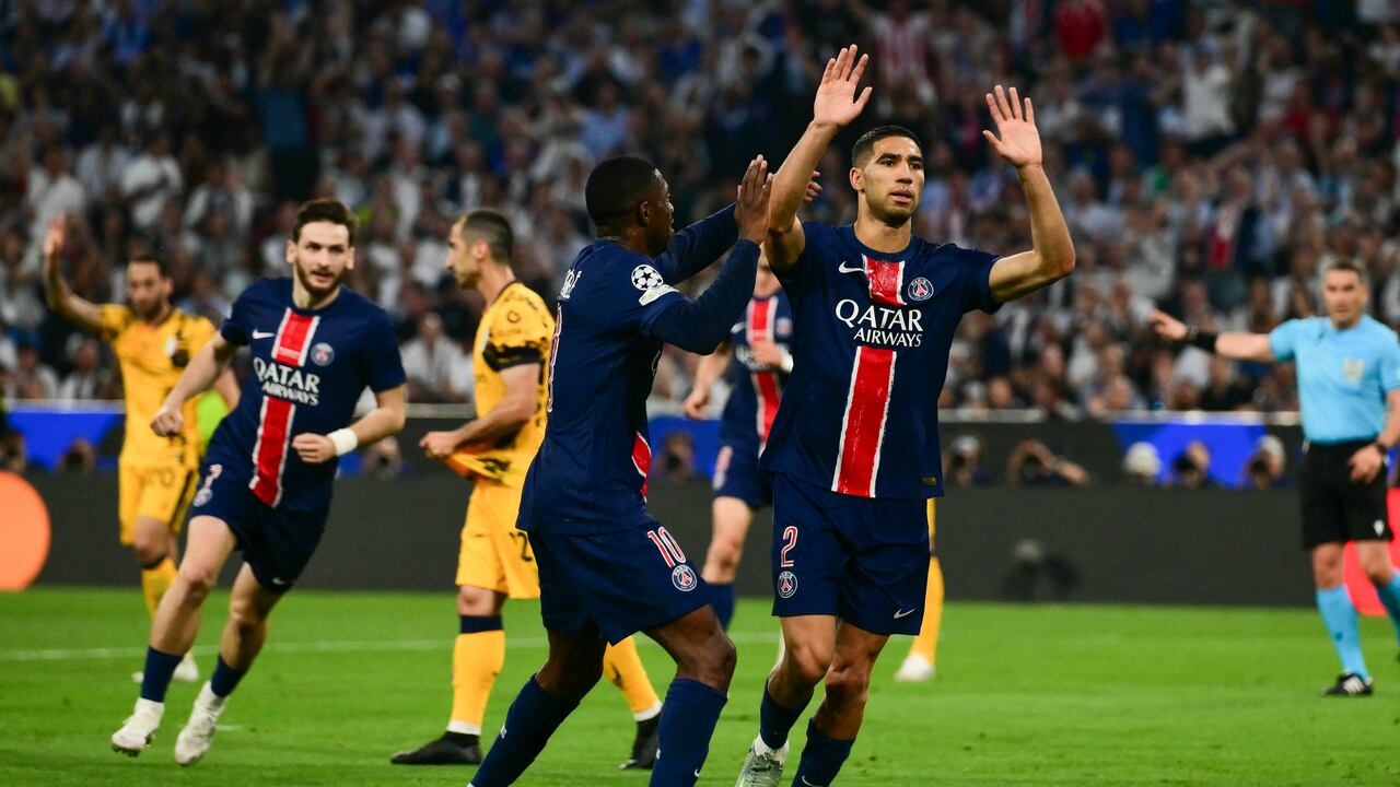 El defensa marroquí #02 del Paris Saint-Germain, Achraf Hakimi, celebra después de marcar durante la final de la UEFA Champions League.