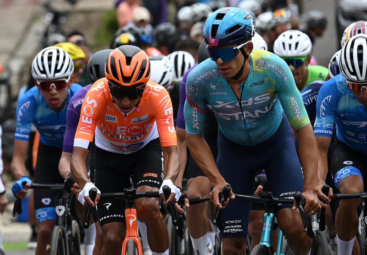 El ciclista colombiano Egan Bernal (centro) participa en el Campeonato Nacional de Ciclismo de Ruta en Zipaquirá, Colombia, el 8 de febrero de 2026. (Foto de Raúl ARBOLEDA / AFP)