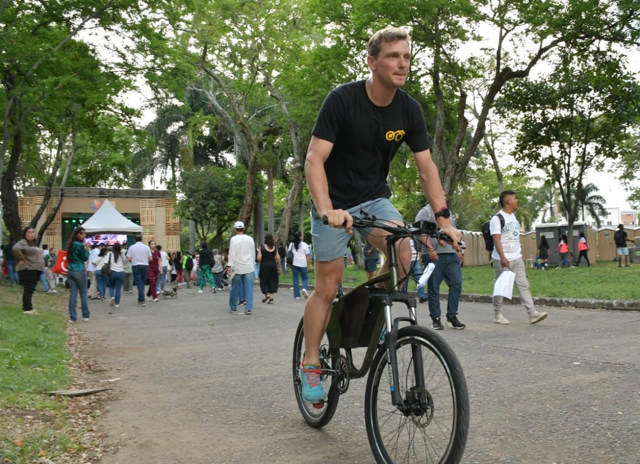 James Downer es el fundador de la empresa de bicicletas eléctricas Guajira. Ofrece financiación a los rapitenderos para que accedan a este medio de transporte que les duplica sus ingresos y no contamina. “Quiero que la movida eléctrica no sea solo para los ricos, sino para toda la gente”.