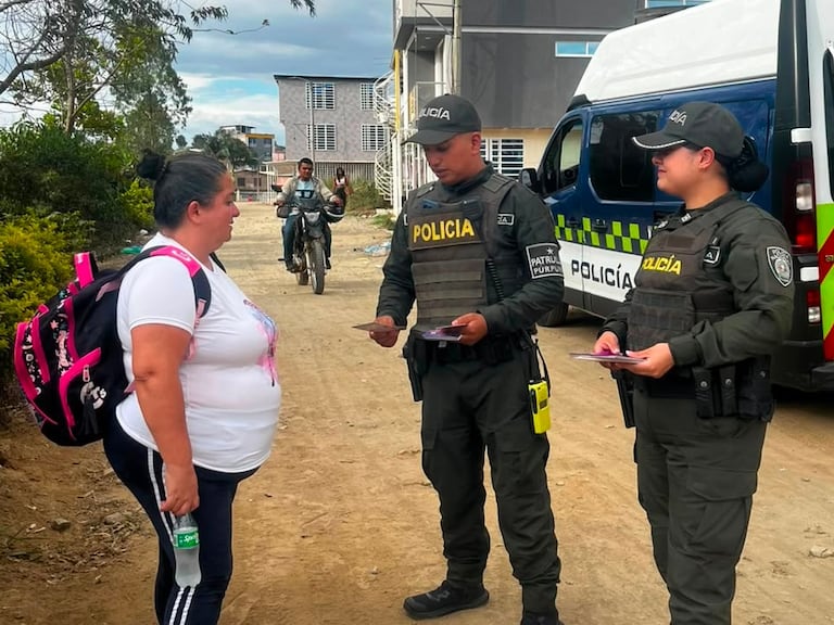 Durante la actividad, estudiantes y familias conocieron el "Violentómetro", una herramienta clave para identificar comportamientos de riesgo y evitar la normalización de la violencia en el entorno social y educativo.