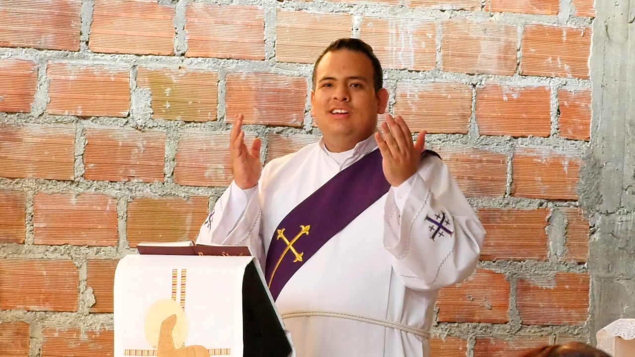 Como buen representante de la Iglesia Católica, el diácono Santiago Vidal no lo duda a la hora de coger una pala para levantar lo que será la iglesia del barrio.