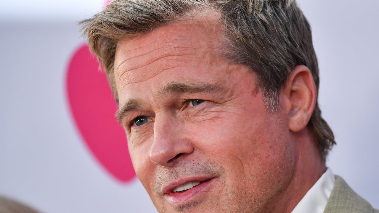 El actor estadounidense Brad Pitt llega al estreno de "Wolfs" de Apple en el Teatro Chino TCL de Hollywood, California, el 18 de septiembre de 2024.