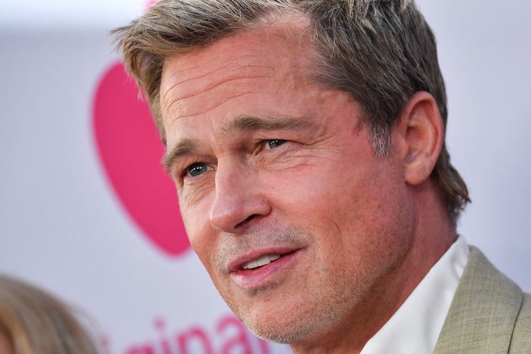 El actor estadounidense Brad Pitt llega al estreno de "Wolfs" de Apple en el Teatro Chino TCL de Hollywood, California, el 18 de septiembre de 2024.