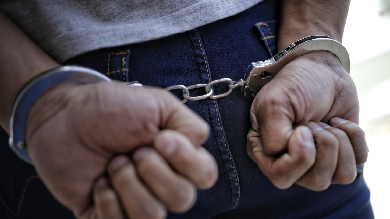Policía, esposas, capturado, secuestro, prisión, cárcel.