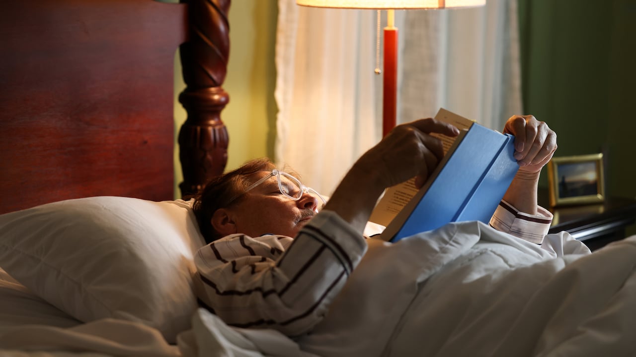 Descubra cómo el siguiente salmo ofrece una promesa inquebrantable de protección divina para aquellos que confían en él antes de dormir.