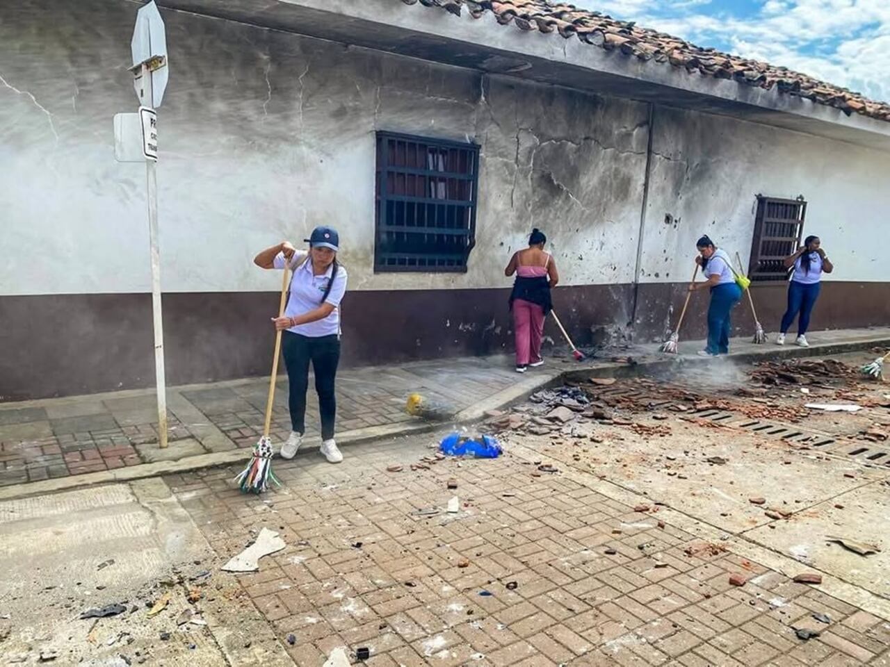 Jornada de limpieza en Caloto tras ataque con motobomba
