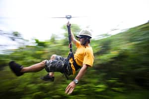 El canopy es uno de los deportes extremos para praticar en lugares de Cundinamarca.