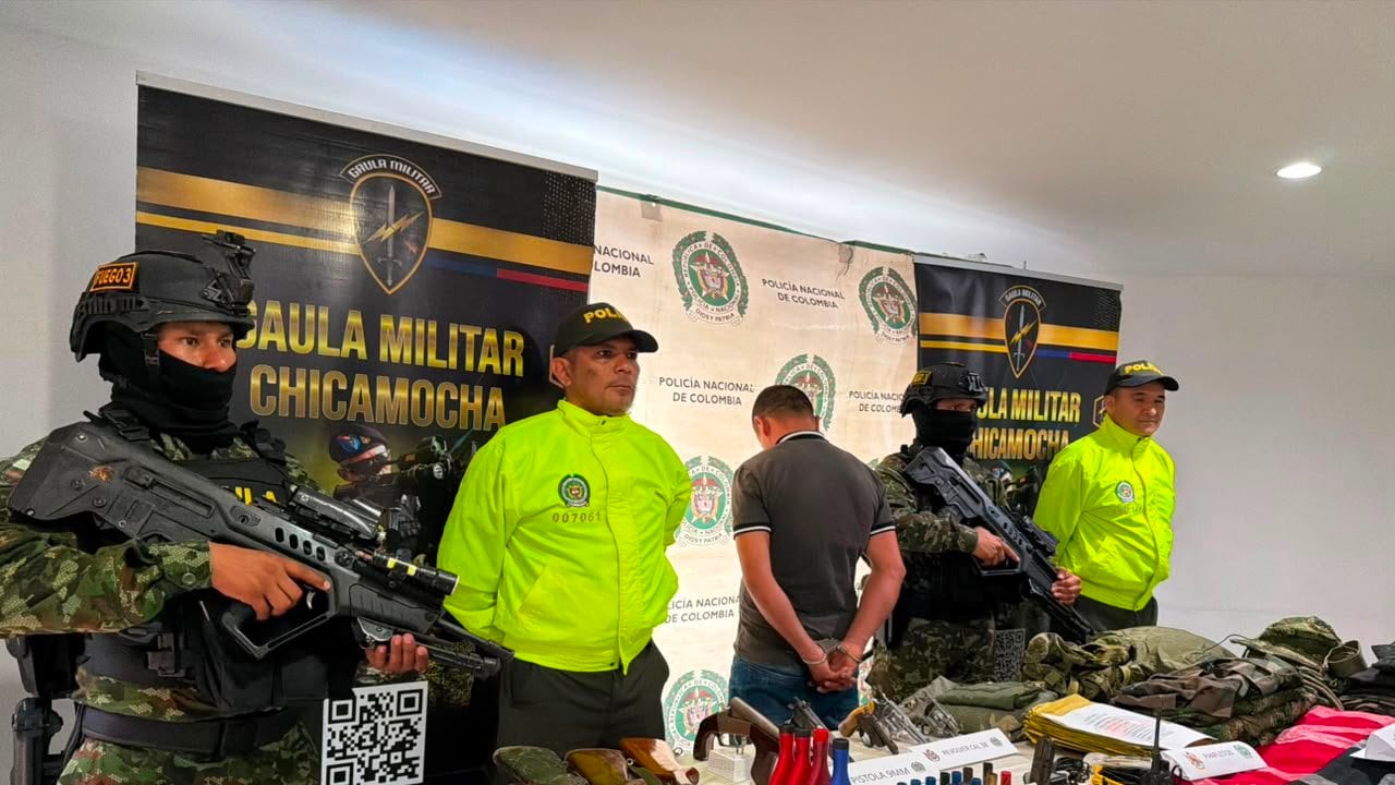 Capturan a alias ‘Jorge’ del ELN con un peligroso arsenal de explosivos y armas en Santander.