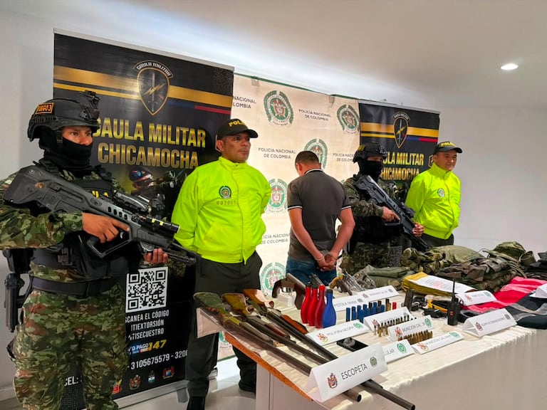 Capturan a alias ‘Jorge’ del ELN con un peligroso arsenal de explosivos y armas en Santander.