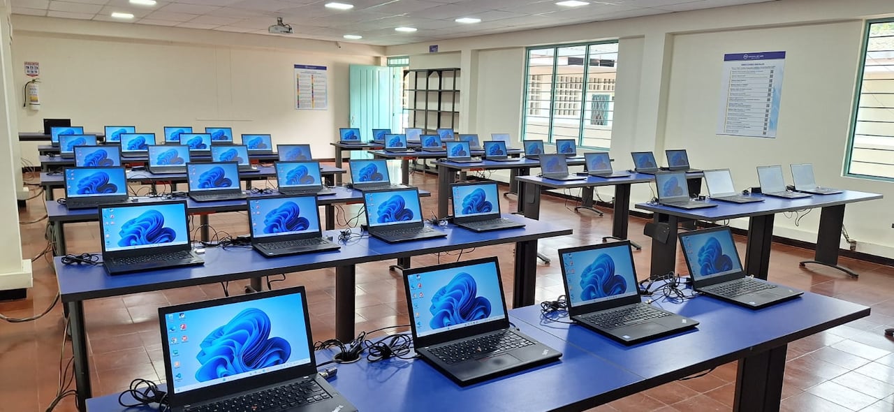 La institución recibió 50 computadores portátiles y la completa adecuación de la sala que incluye reparaciones locativas, pintura, señalización e iluminación. La iniciativa fortalece la formación en Tecnologías de la Información y la Comunicación (TIC), permitiendo a los jóvenes acceder a nuevas oportunidades de conocimiento y desarrollo.