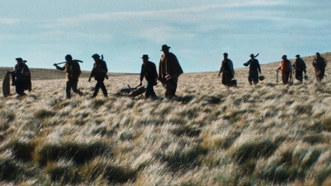 La cinta se divide en capítulos con títulos imponentes como “El Rey del Oro Blanco”, “Media Sangre”, “Los Extremos de la Tierra”, “El Cerdo Rojo”.