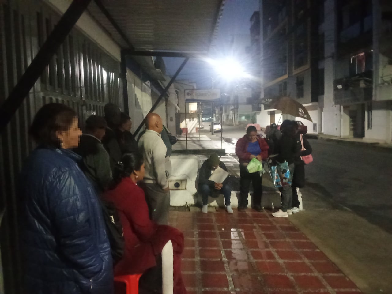 La inseguridad en horas de la madrugada aumenta el temor entre los usuarios, quienes denuncian robos y situaciones de riesgo mientras hacen fila.