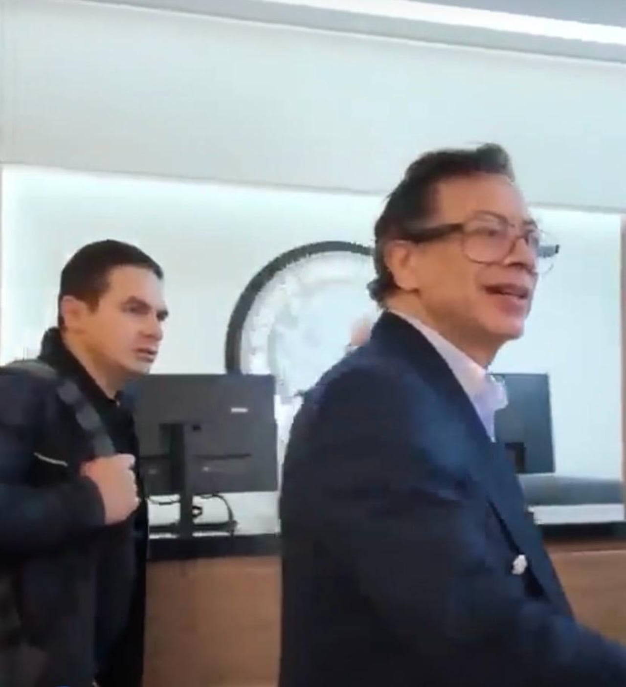La salida del Expresidente se da tras la autorización del Senado, una decisión que generó debate entre sectores políticos de oposición.