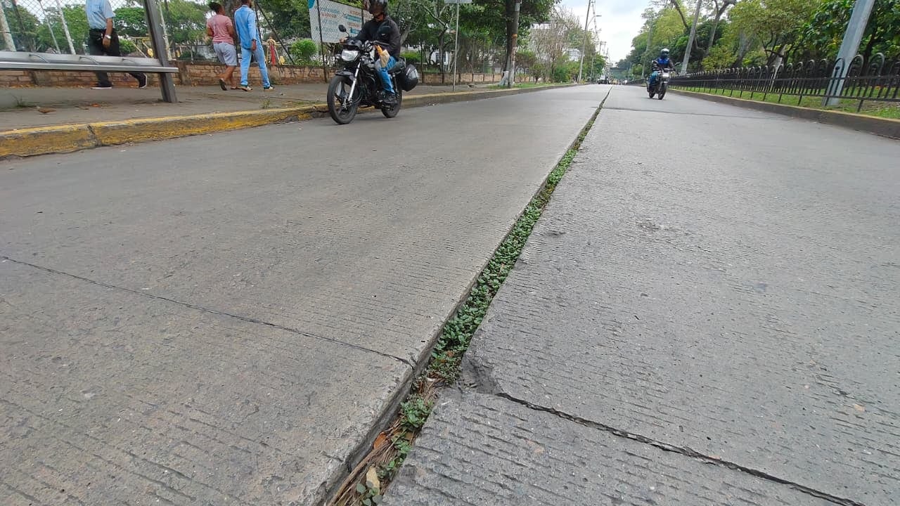 La situación ocurre sobre la Calle 27 entre carreras 42B y 43, donde vecinos solicitan una revisión de la vía y respuestas frente a los reiterados accidentes reportados en la zona.