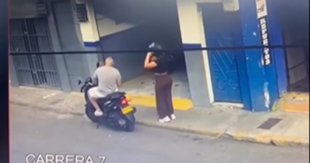 Cámaras de seguridad captaron el momento en que delincuentes interceptaron a una pareja de motociclistas para hurtarles sus pertenencias en el barrio San Nicolás de Cali.