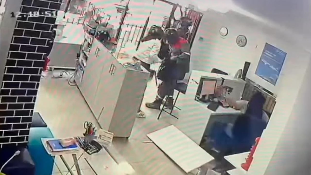 Los hechos fueron registrados por cámaras de seguridad del lugar.