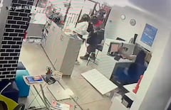 Los hechos fueron registrados por cámaras de seguridad del lugar.