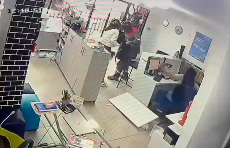 Los hechos fueron registrados por cámaras de seguridad del lugar.