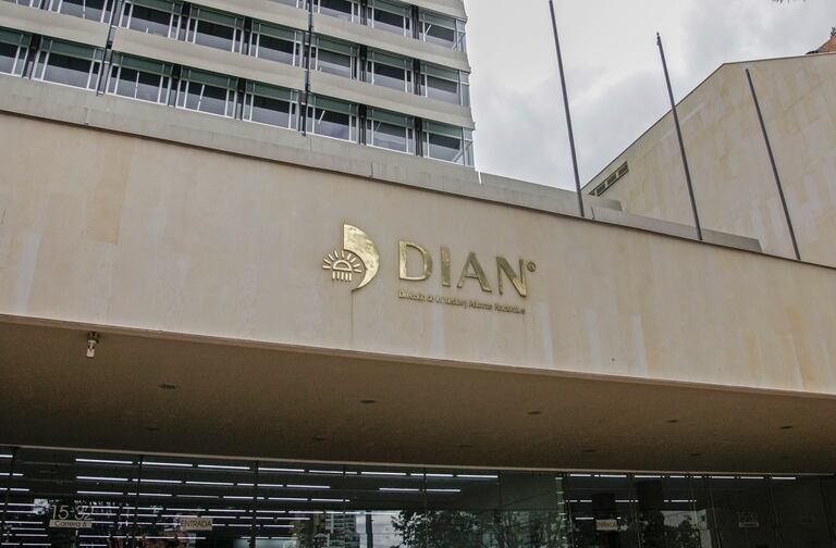 Dian lanza línea de WhatsApp para denunciar irregularidades con la facturación electrónica.
Foto: Gabriela Alvarado
Semana/Dinero