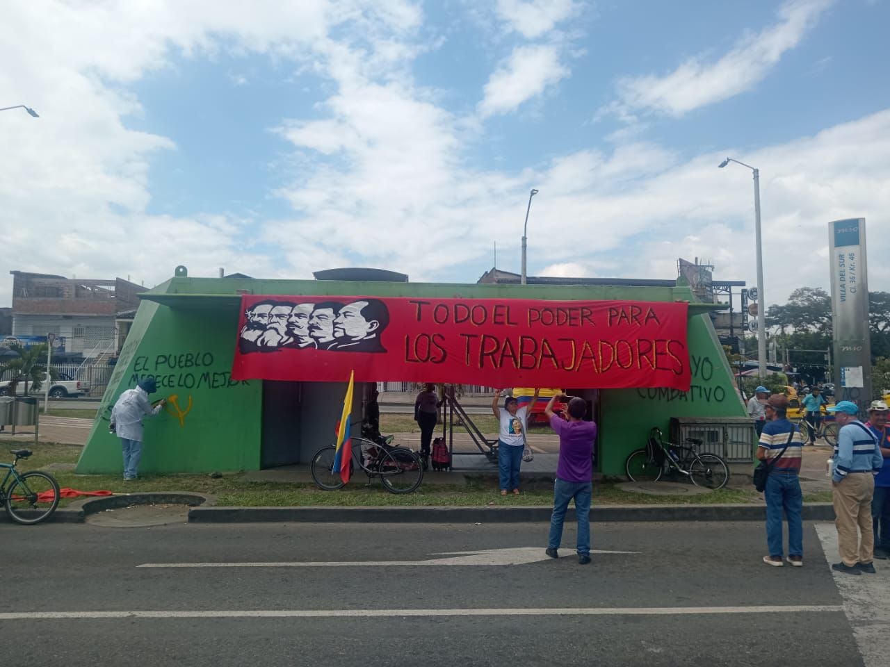 Vandalismo en estación Villa del Sur durante el Día del Trabajo, este 1 de mayo de 2026. Grafitis y pancartas. Policía Nacional a cargo de la situación.