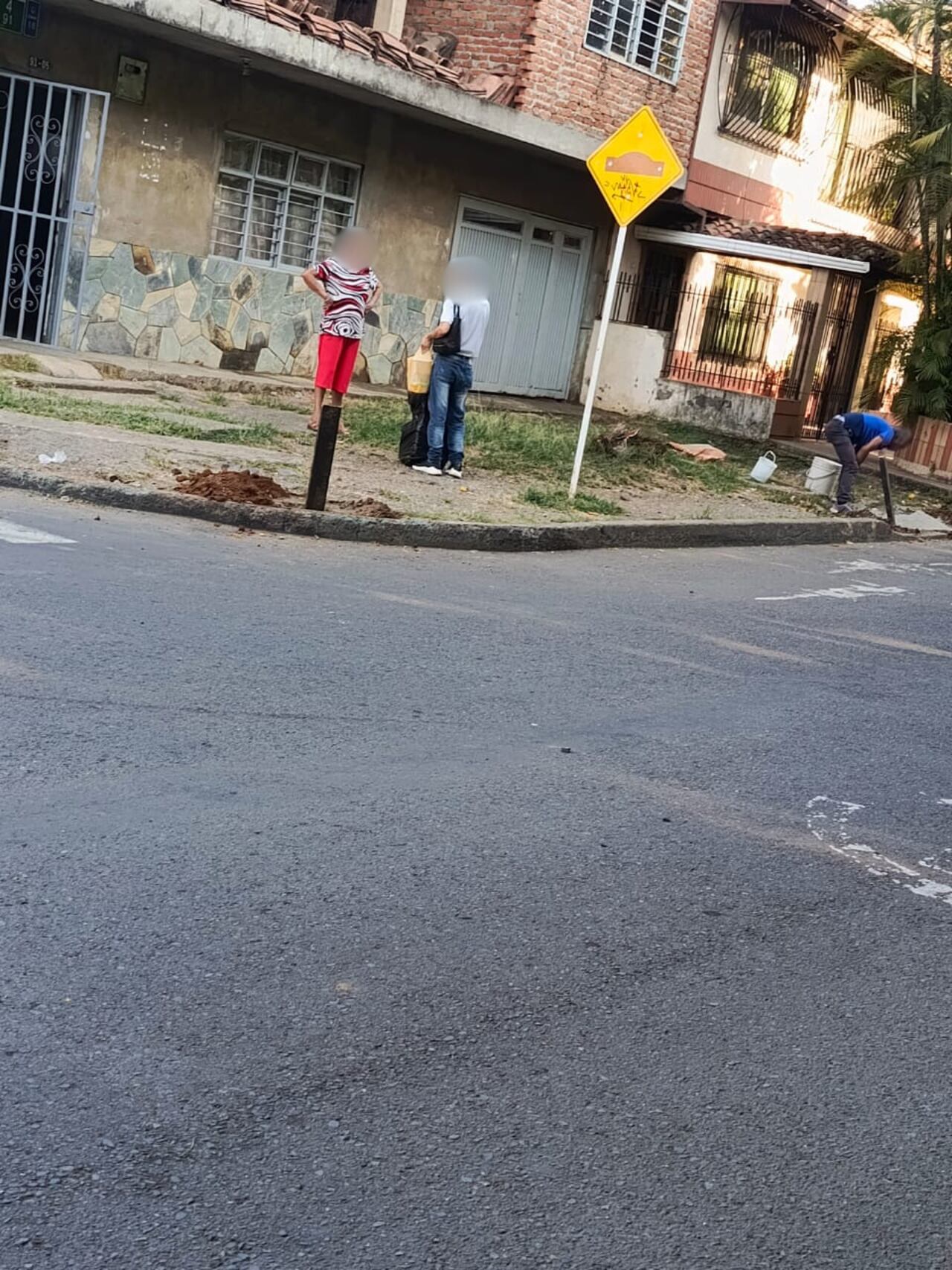 Algunos residentes del sector han optado por instalar barreras para impedir el parqueo en la zona.